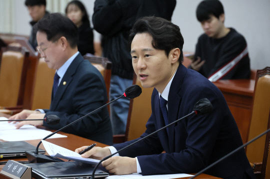 21일 국회에서 열린 정치개혁특별위원회 법안심사제2소위원회에서 더불어민주당 이탄희 의원이 의사진행 발언을 하고 있다. <연합뉴스>